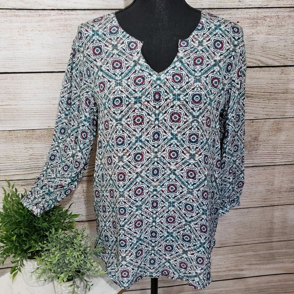 EPNY EMERALD GREEN-BURGUNDY-WHITE GEO PRINT TOP
